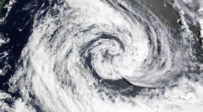 Imagens de satlite registradas na segunda-feira, 19, da tempestade tropical Akar sobre o mar a leste do Rio Grande do Sul. Foto: Reproduo/NOAA/Nasa/Via Metsul