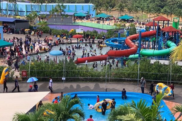 commotion erupts at popular melaka theme park over one-day free entrance