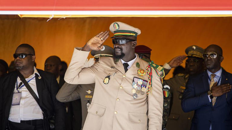 Le chef de la junte guinéenne, le colonel Mamady Doumbouya, salue lors d'un défilé militaire organisé à l'occasion de la fête de l'indépendance à Bamako, au Mali, 22/09/22