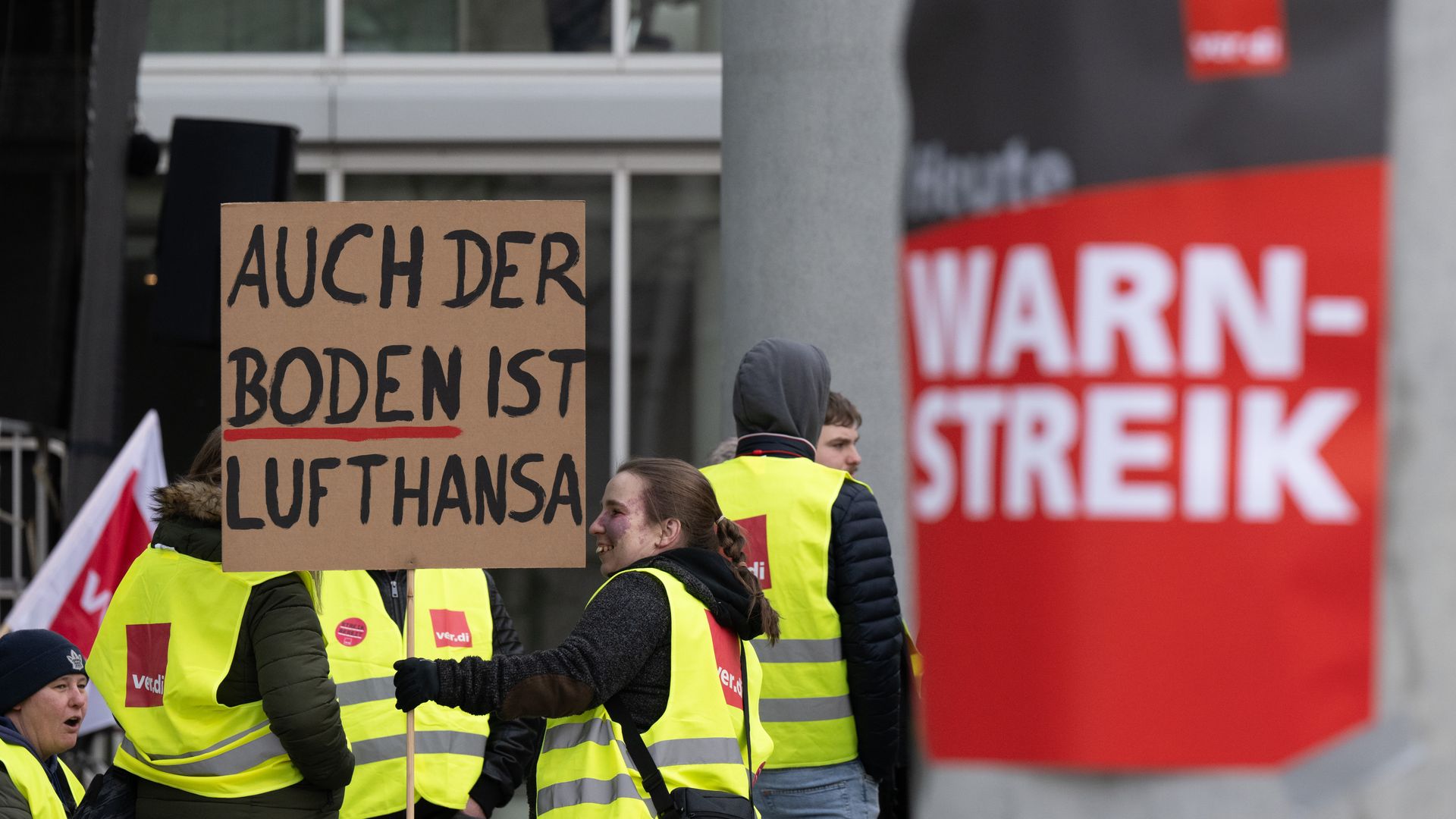 Warnstreik Bei Lufthansa: Hunderte Flüge Fallen Wegen Streik Aus – Was ...