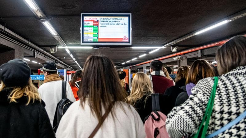 uomo si getta sui binari della metropolitana a milano e muore alla stazione m1 gambara. per la frenata feriti diversi passeggeri