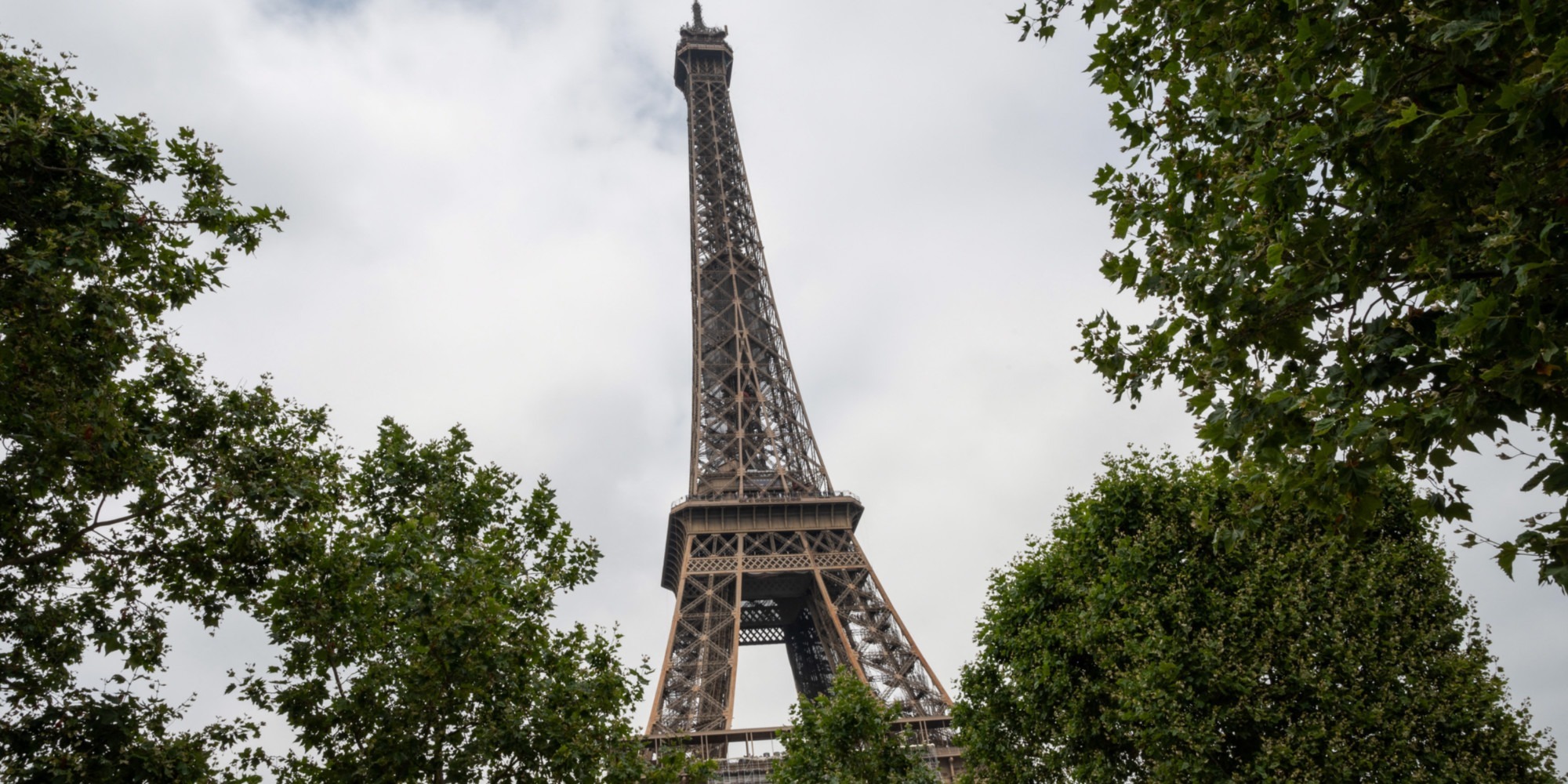 paris : la tour eiffel de nouveau fermée ce mardi en raison d'une grève