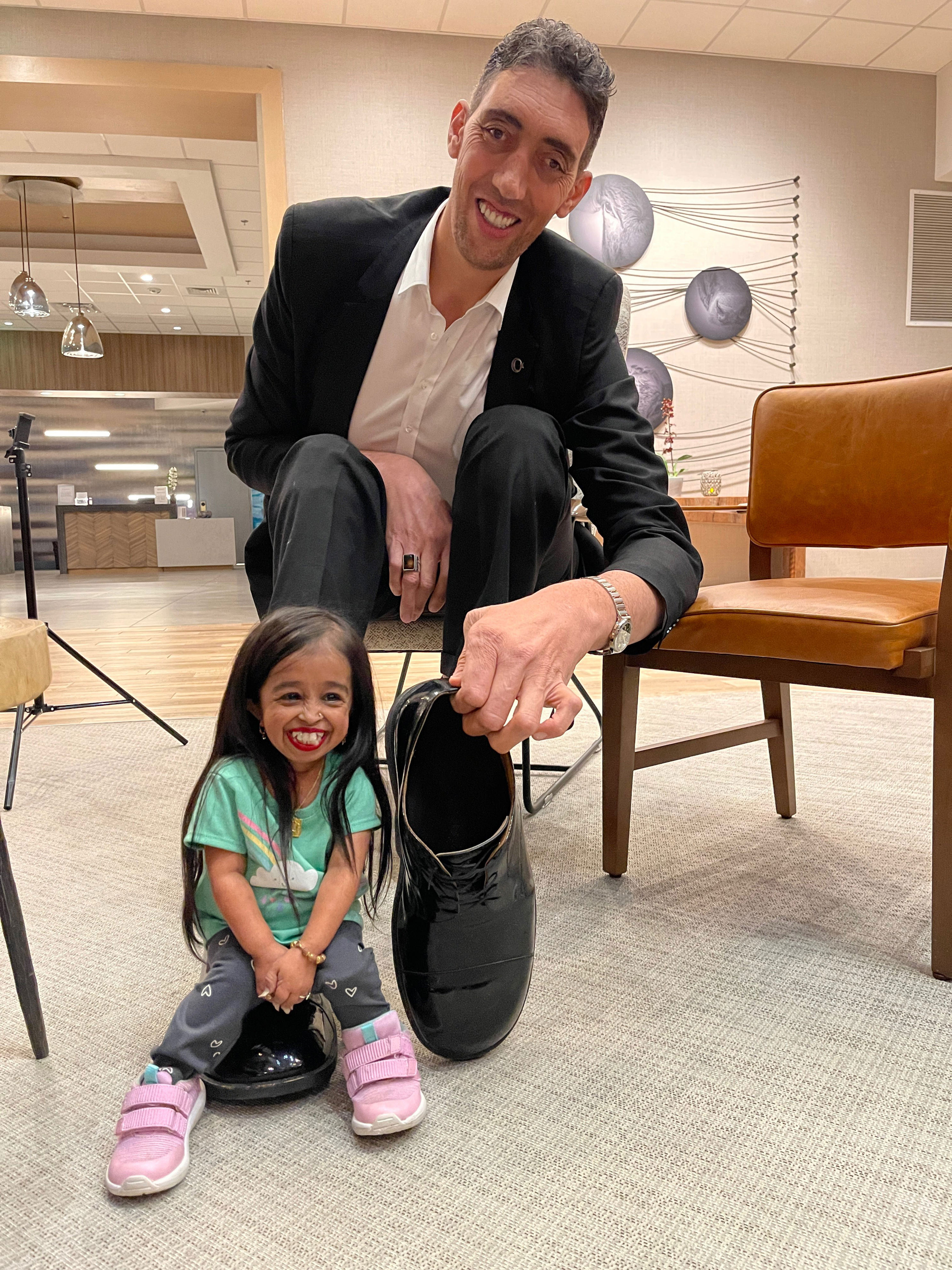 world’s tallest man and shortest woman reunite after six years in california