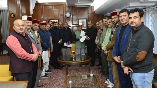 bjp mlas meet himachal governor; senior congress leaders rushed to defuse crisis