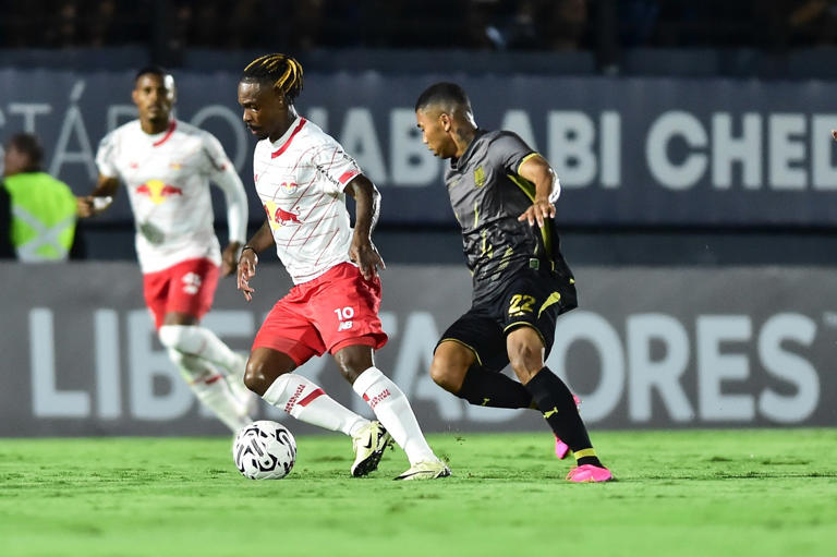 Nos pênaltis, Bragantino vence Águilas Douradas e avança na Libertadores