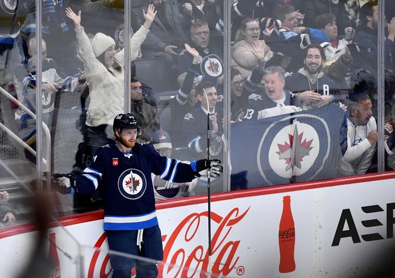 jets extend win streak to four games with 4-2 victory over blues