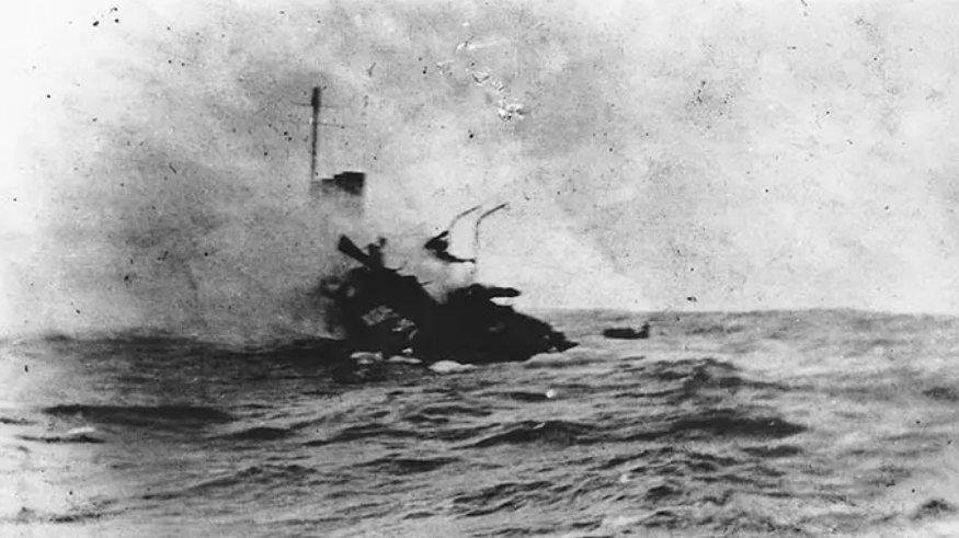 penyelam temukan lonceng kuningan seberat 36 kg dari kapal yang tenggelam saat perang dunia ii