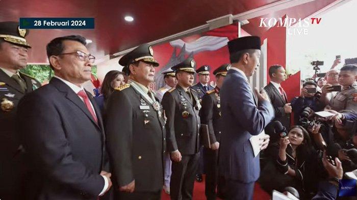 ketika prabowo kembali dapatkan kehormatannya,presiden jokowi pasangkan bintang empat di pundaknya