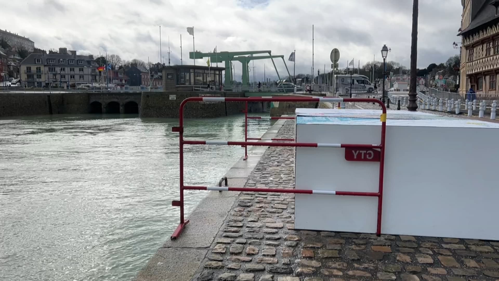 seine-maritime: un dispositif pour protéger des inondations testé dans le port de saint-valery-en-caux