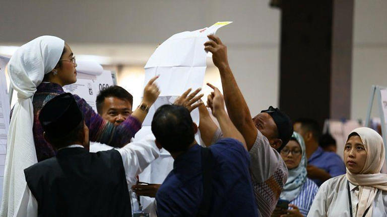 Kelompok Penyelenggara Pemungutan Suara Luar Negeri bersama Pengawas Tempat Pemungutan Suara dan saksi partai politik menghitung surat suara Pemilu 2024 di World Trade Center Kuala Lumpur, Malaysia, Rabu (14/2/2024).