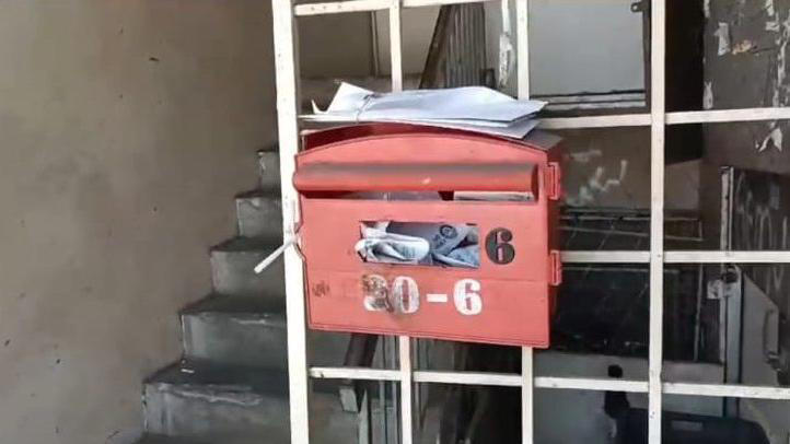 Kotak pos apartemen yang ditinggali WNI di Kuala Lumpur, Malaysia, sangat tidak aman menurut Migrant Care sehingga rawan dicuri oleh sindikat atau mafia.