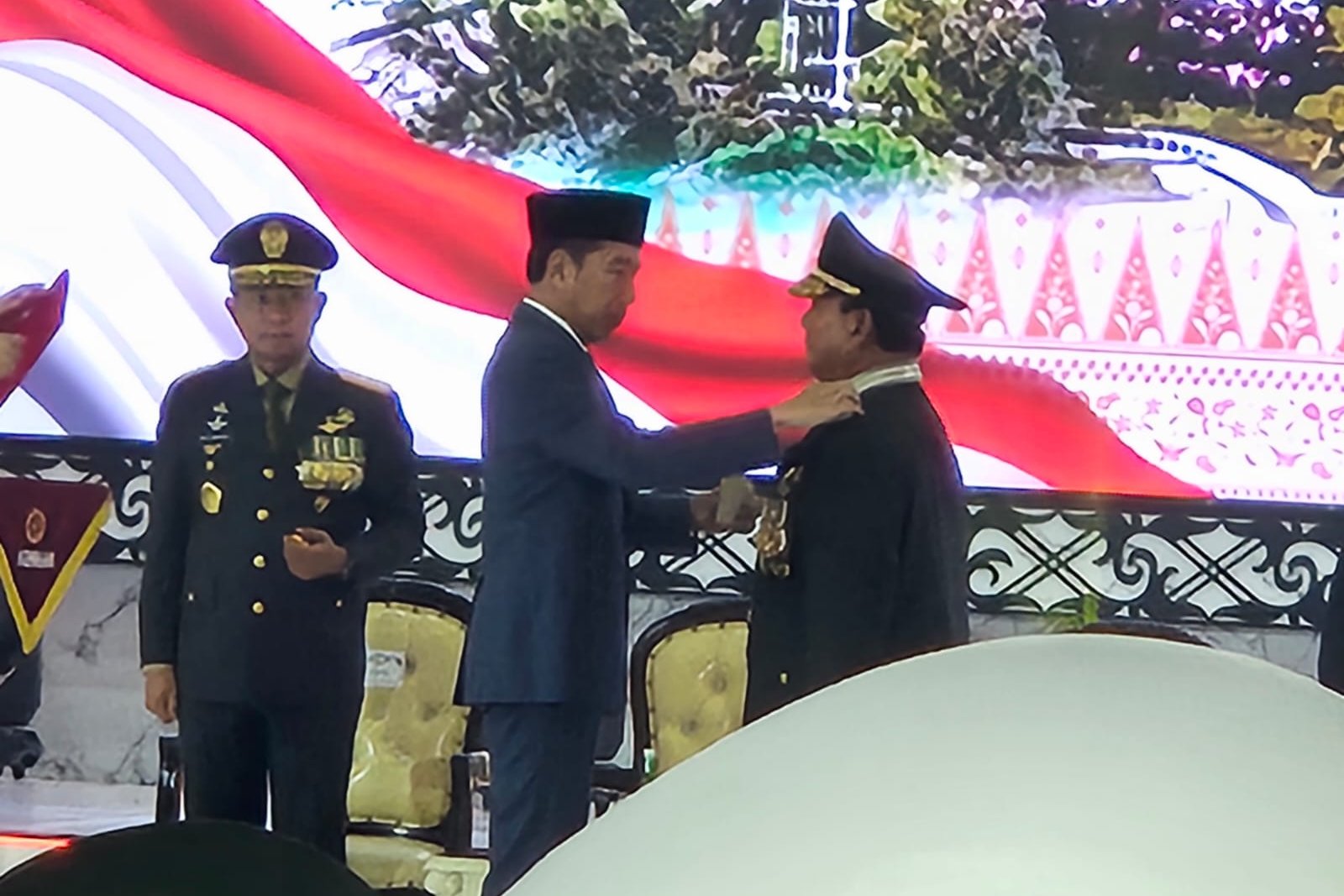 Jokowi Angkat Prabowo Jadi Jenderal Kehormatan Bintang 4