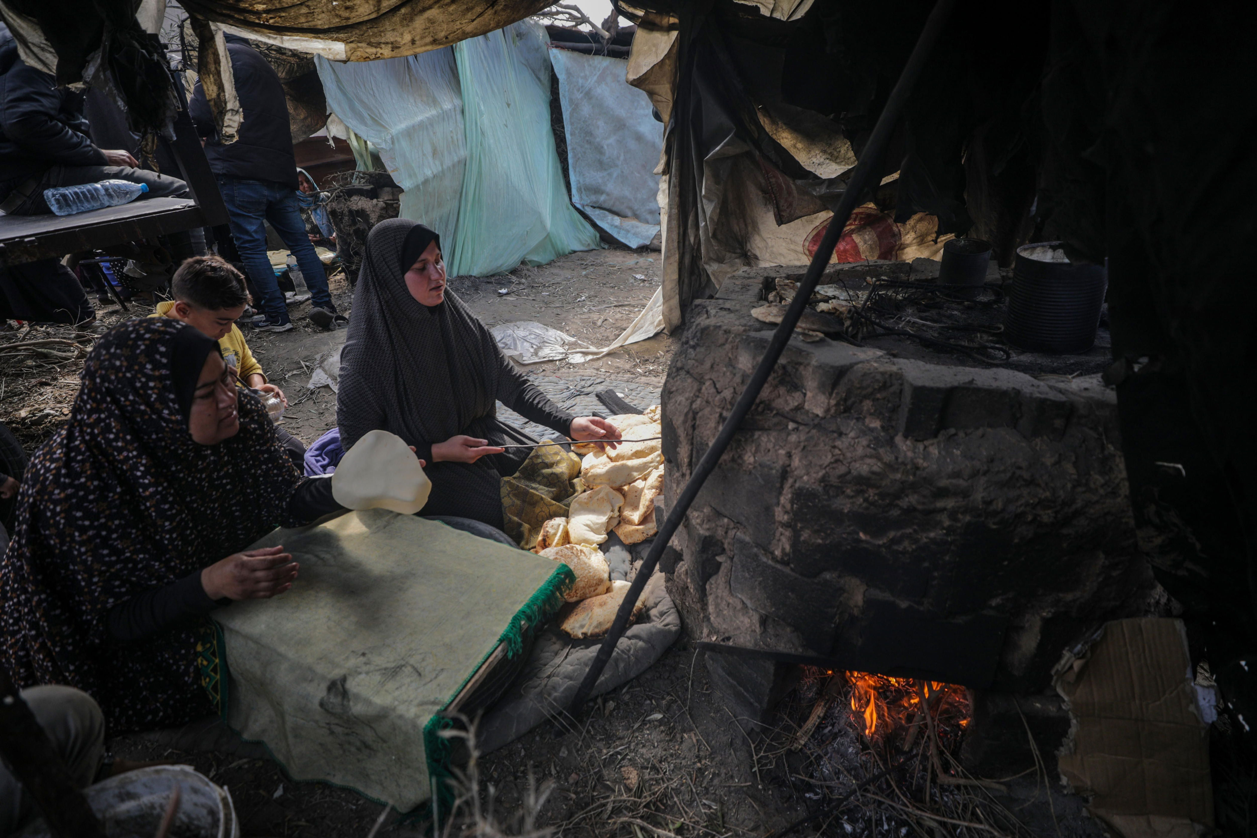 pastillas para cortar la regla, partos en tiendas de campaña y la proeza de encontrar un baño: así viven las gazatíes desplazadas