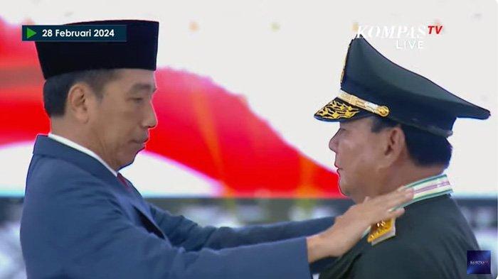 ketika prabowo kembali dapatkan kehormatannya,presiden jokowi pasangkan bintang empat di pundaknya