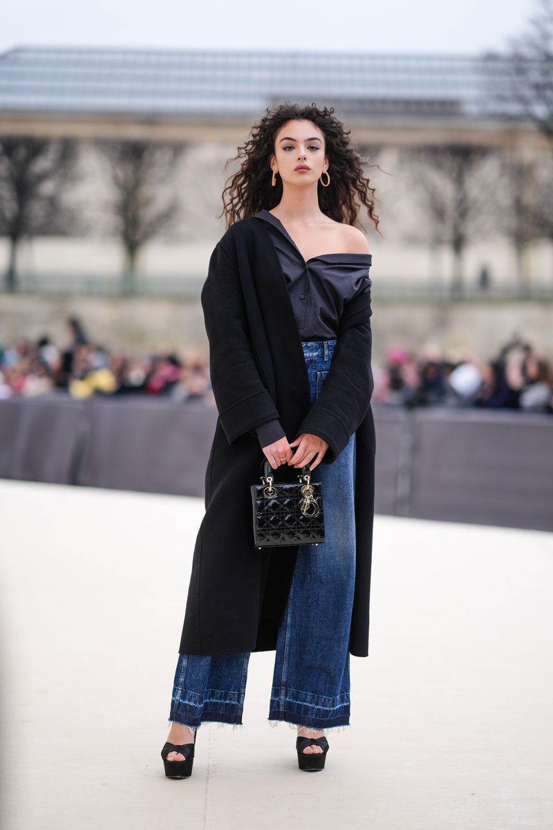 i jeans di deva cassel alla sfilata dior per la moda primavera 2024
