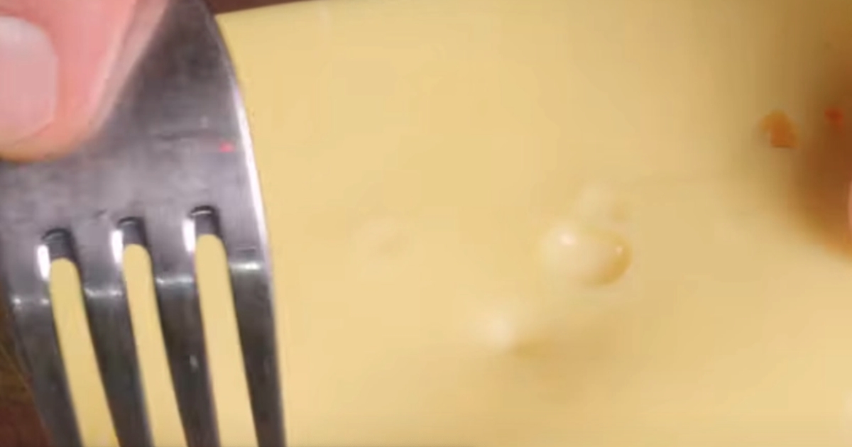 han gör hål i osten med en gaffel: när du ser varför kommer du att göra samma