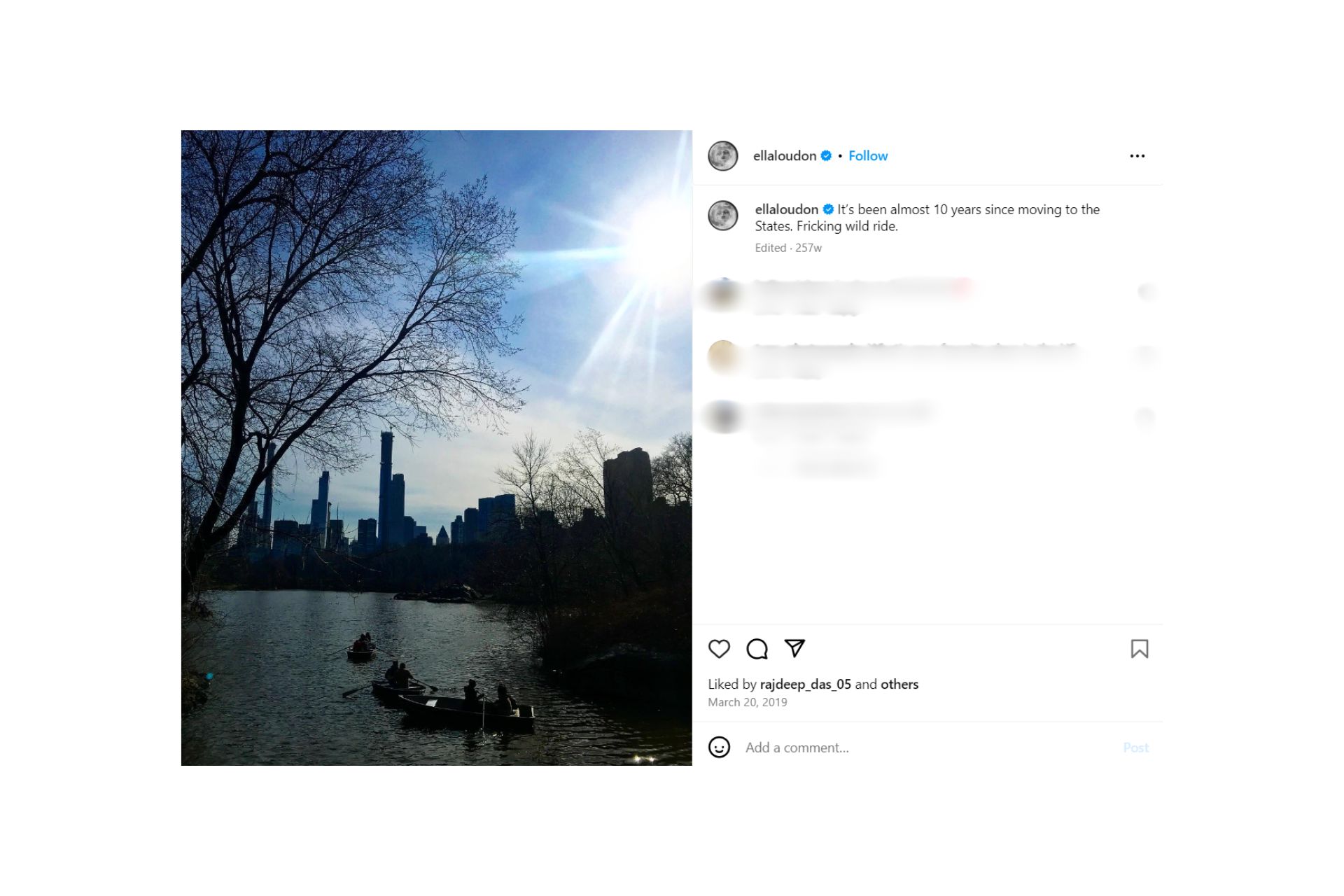 <p>Ella Loudon è nata a Edimburgo ed è cresciuta a Londra, ma da oltre 10 anni vive negli Stati Uniti, stabilendosi a New York, proprio come ha fatto suo padre.</p> <p>In questa foto del 2019, pubblicata sul suo profilo ufficiale Instagram, ha voluto ricordare i quasi dieci anni dal suo trasferimento negli Stati Uniti.</p> <p>Credit: Instagram @ellaloudon</p>