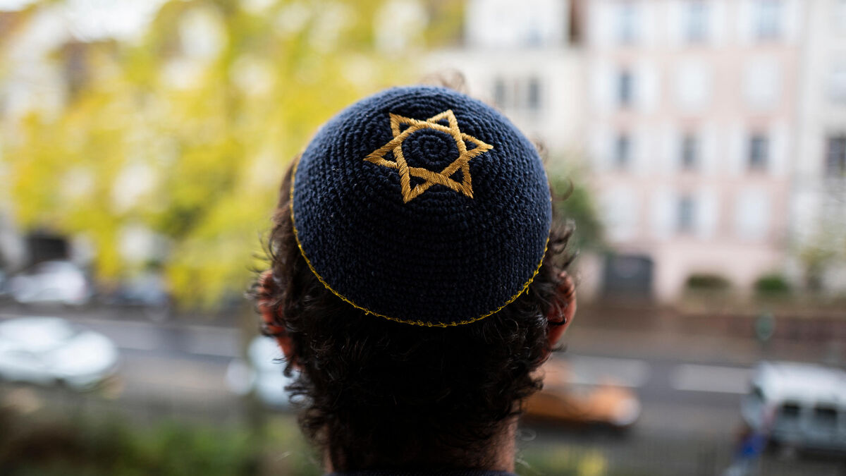 antisémitisme : un sexagénaire frappé à paris, darmanin dénonce « un acte inqualifiable »