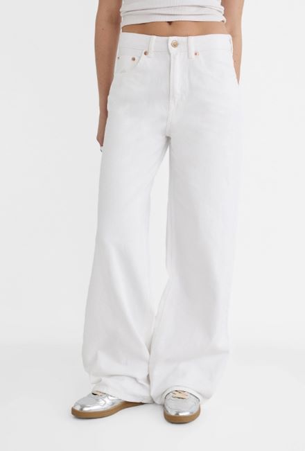η ελένη μενεγάκη προτείνει τον πιο ανοιξιάτικο τρόπο για να φορέσεις το λευκό παντελόνι