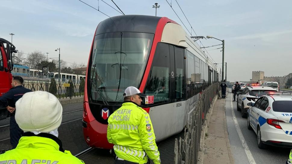 i̇stanbul'da feci kaza! tramvayın altında kalan kişi hayatını kaybetti