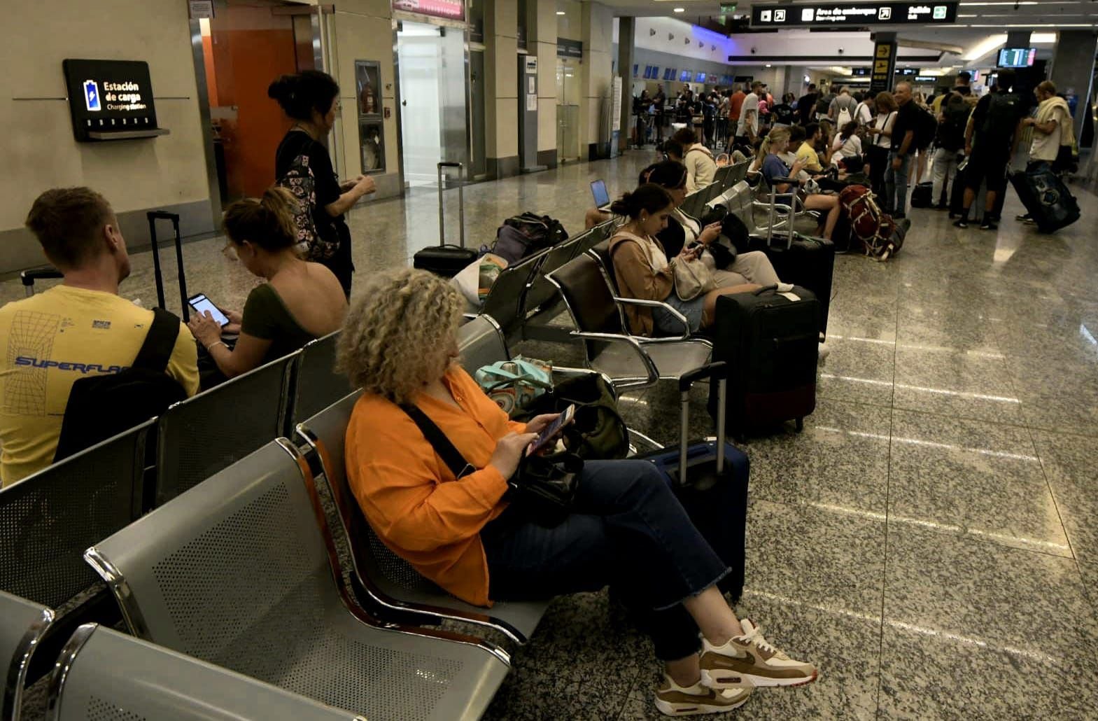 “la argentina de los aprietes terminó”: patricia bullrich ordenó que la policía aeroportuaria libere la circulación en los aeropuertos