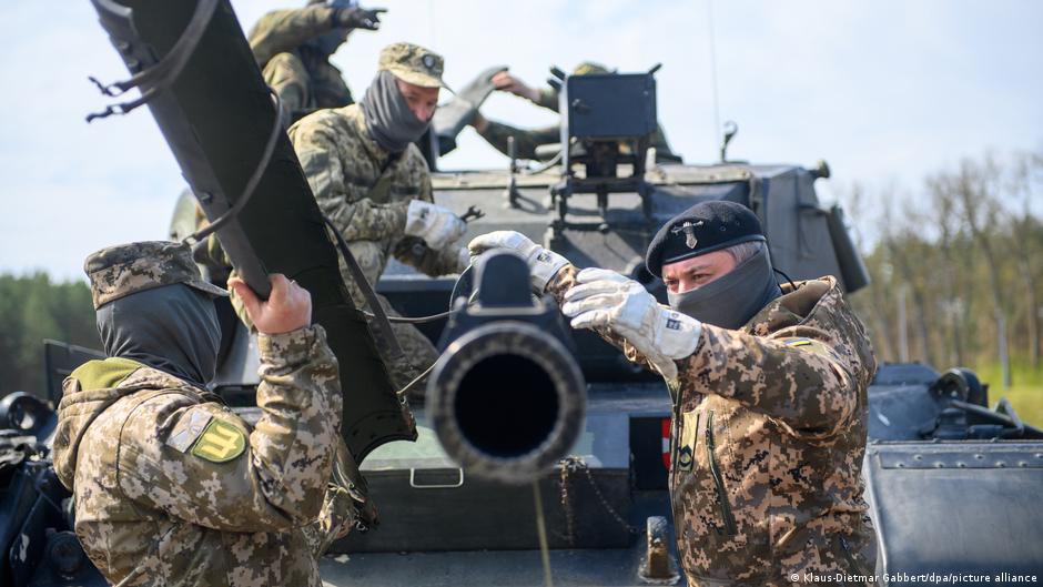 ukraine: soldaten-training in deutschland mit krieg im kopf