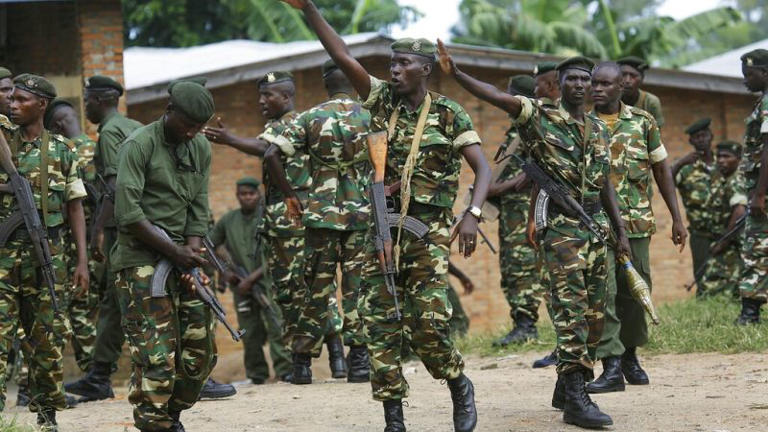 Des soldats de deux unités différentes dans le quartier de Musaga à Bujumbura, Burundi, le 18 mai 2015