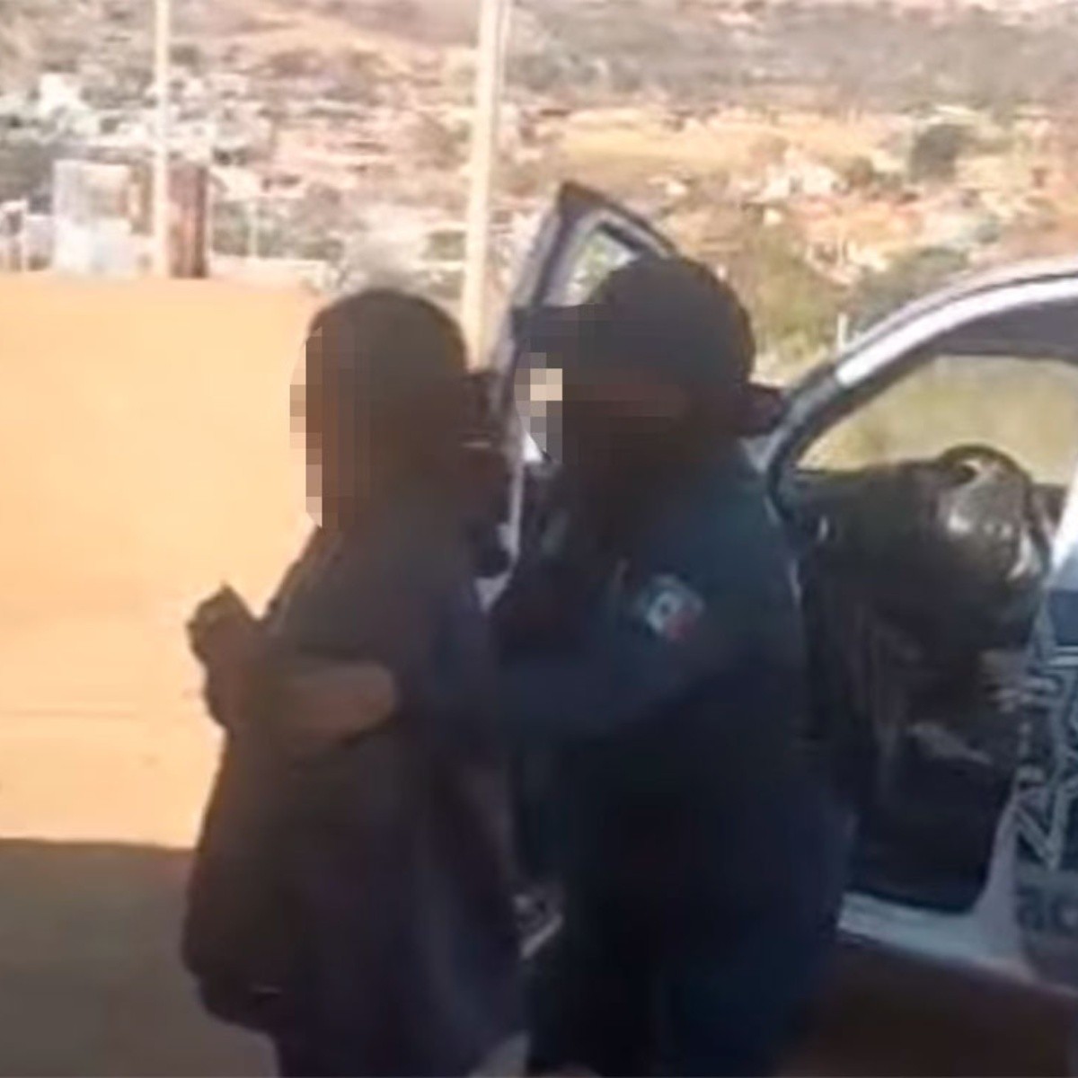 detienen a dos mujeres por recoger leña en un cerro | video