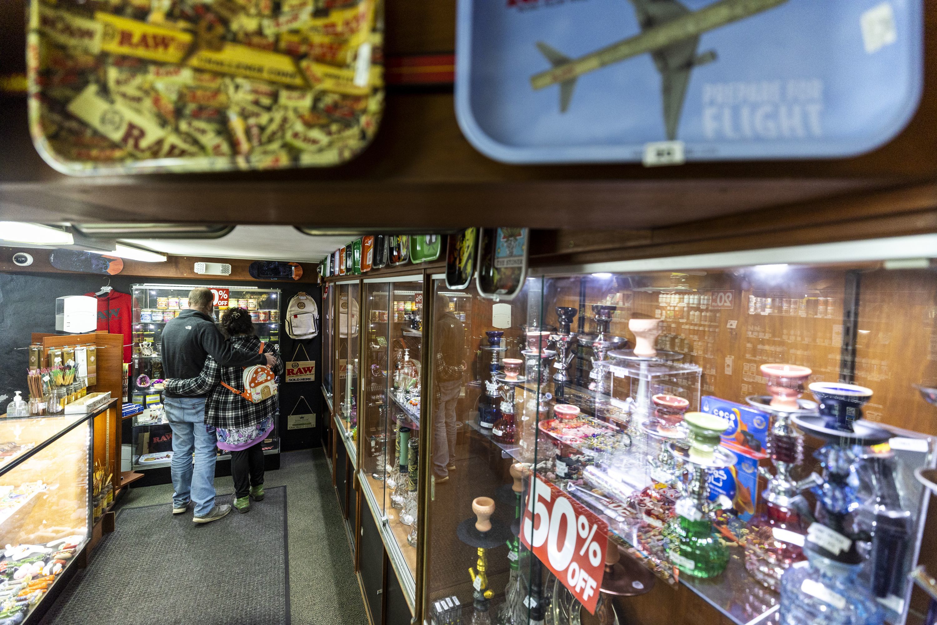 artifax, the 48-year-old headshop in a northeast philly rowhouse, is closing