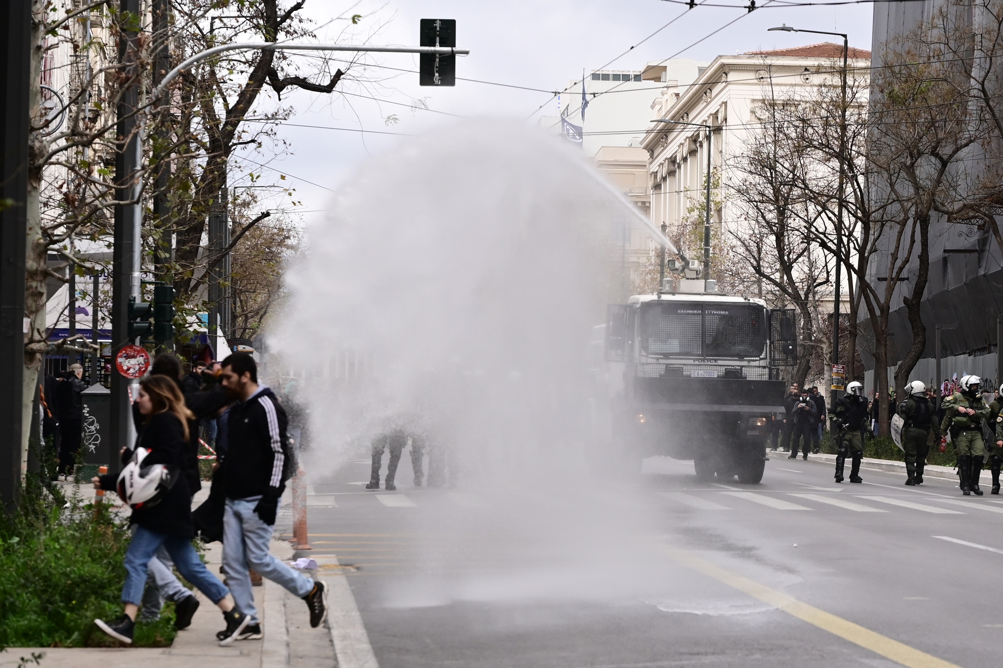 επεισόδια στo σύνταγμα μετά την πορεία για τα τέμπη: πέταξαν μολότοφ στο προαύλιο της βουλής