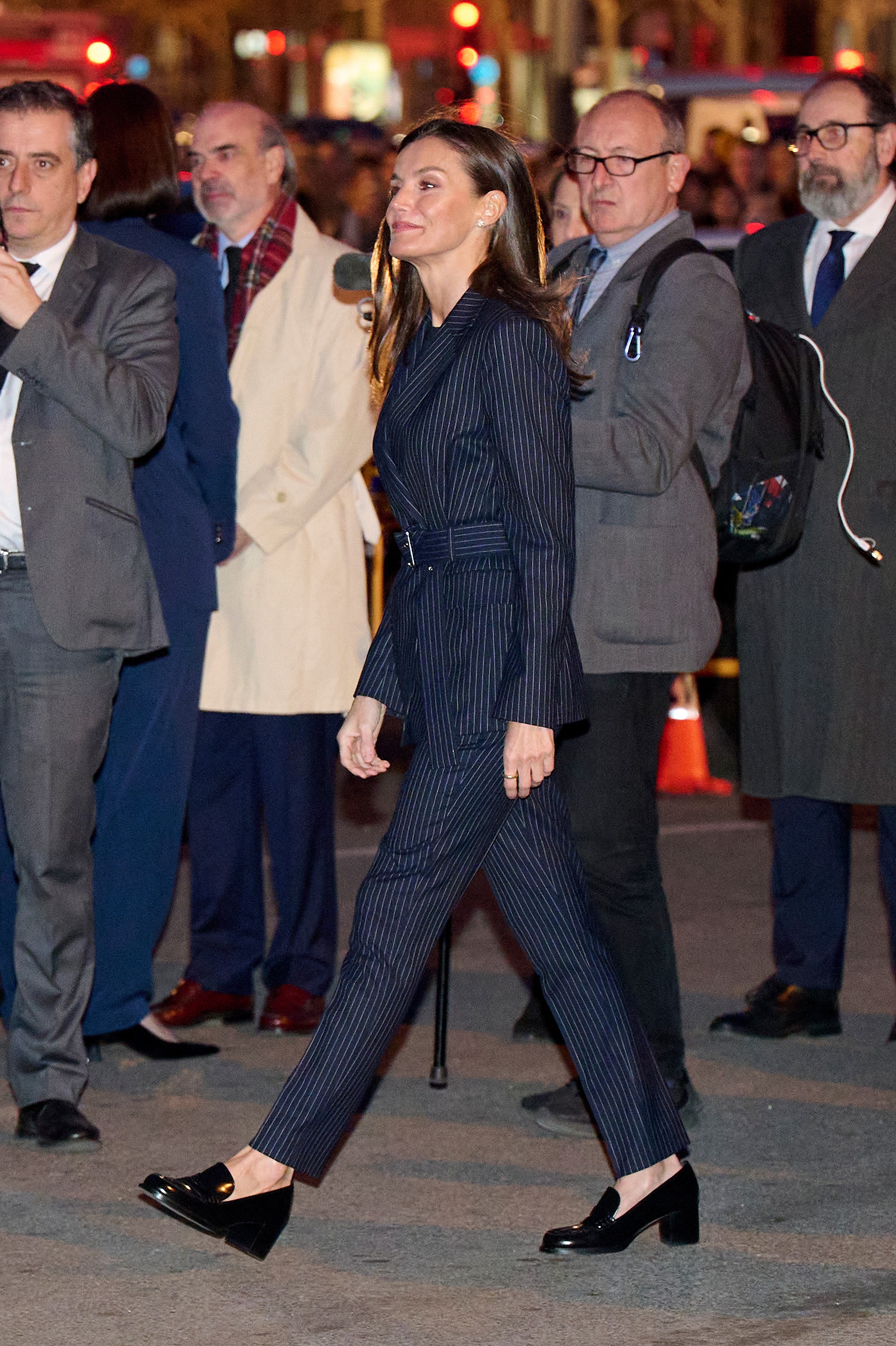 la reina letizia marca la pauta de cómo se lleva un traje de rayas con mocasines de tacón