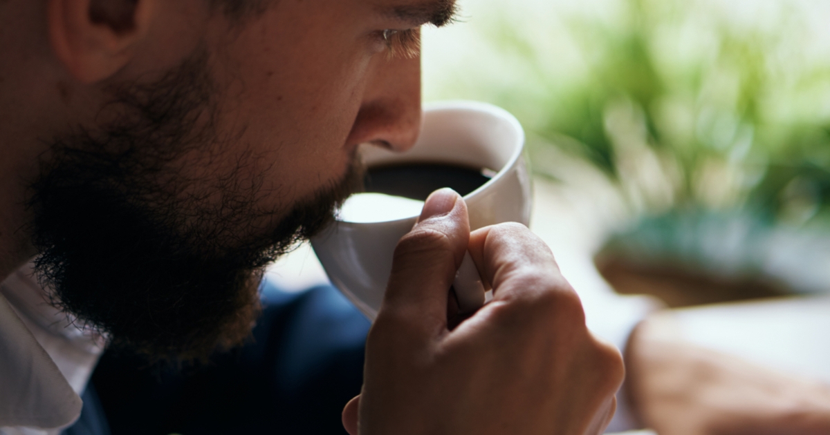læge afslører det maksimale antal kopper kaffe, du bør drikke om dagen
