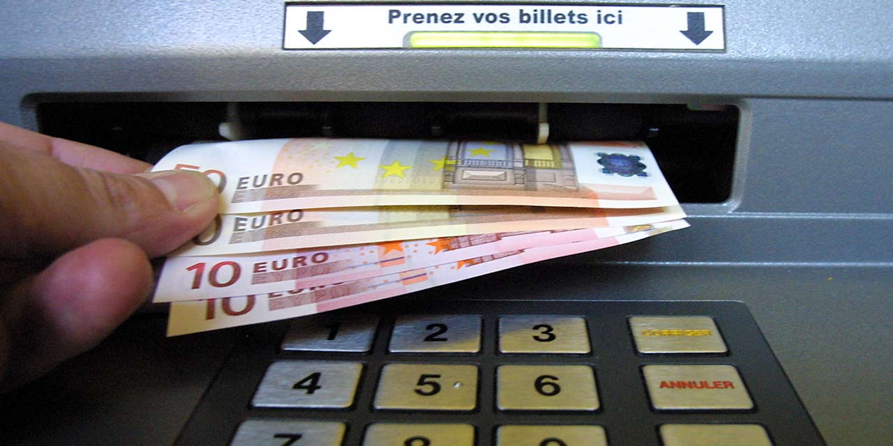 il retire 90.000 euros sans être débité : jackpot pour un belge qui risque 18 mois de prison