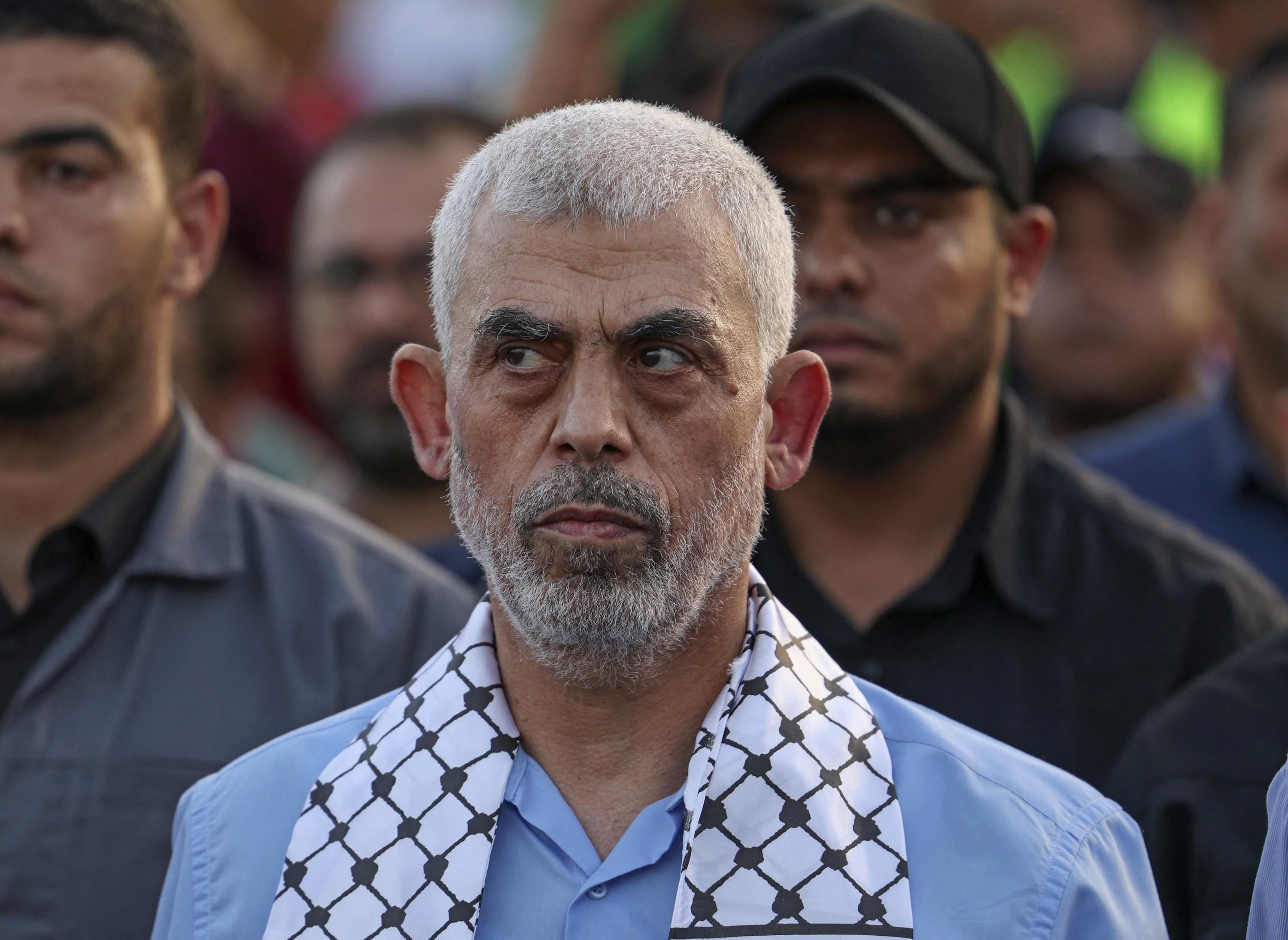 gaza : le chef du hamas yahya sinwar se cacherait dans les tunnels, protégé par un bouclier humain d'otages