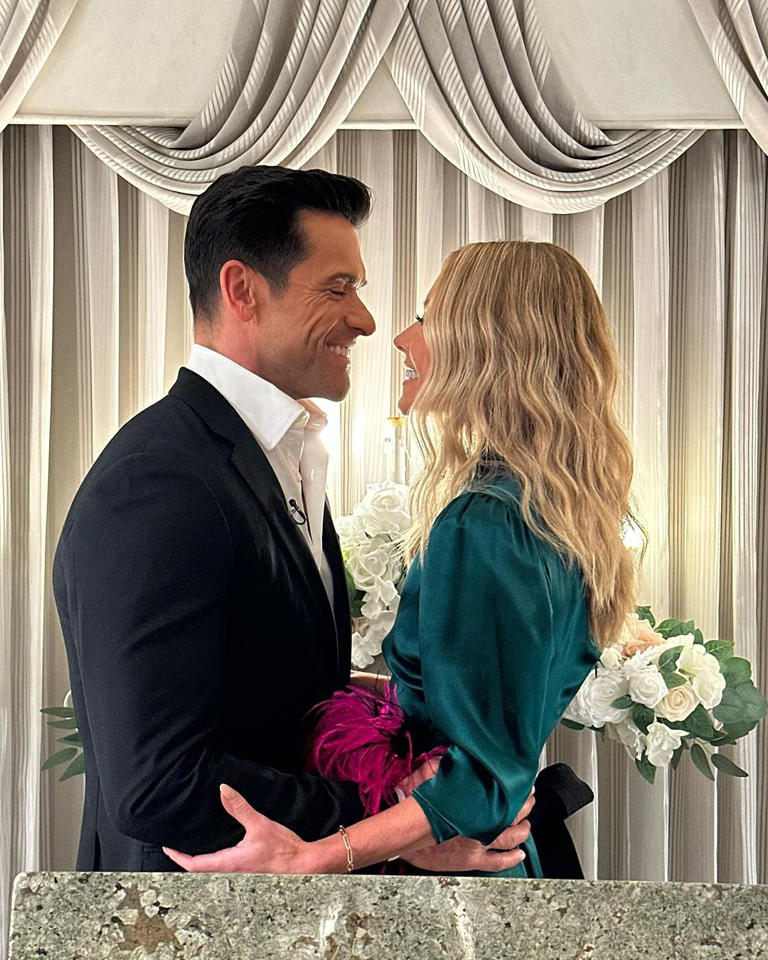 Kelly Ripa and Mark Consuelos recreate wedding photo nearly 28 years ...