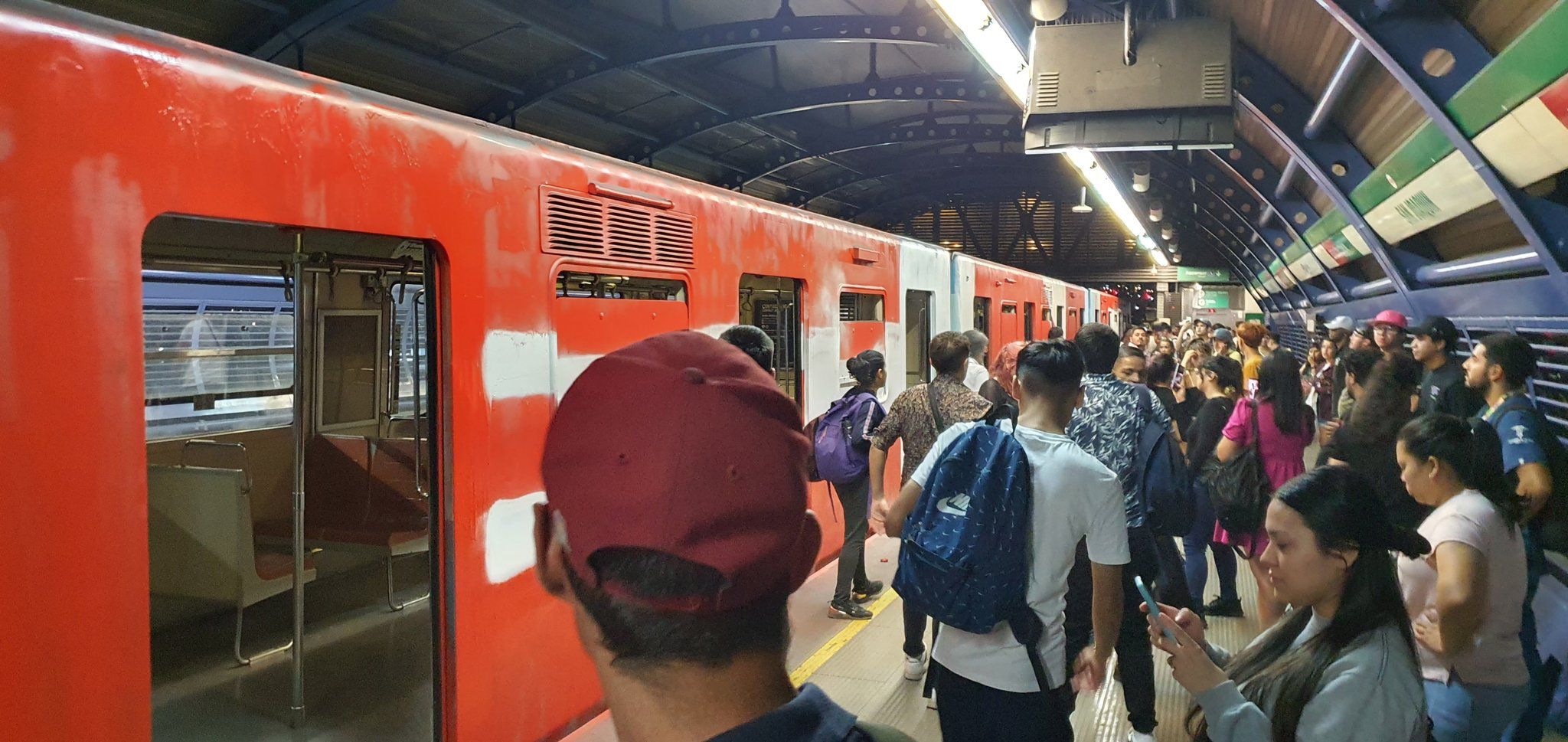ataques de pánico y querella en curso: los nueve minutos en que más de 30 sujetos rayaron violentamente el metro