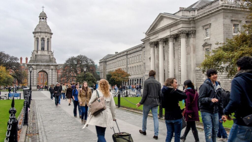 <p>The lush green hills of rural Ireland and the warm Guinness-soaked glow of Dublin draw Americans in droves every year.</p><p>Students who can’t get enough of that gorgeous Irish accent will be delighted to know that Dublin welcomes American students, with over 7,000 undergrads and postgrads seeking their degrees in just 2022 alone.</p>