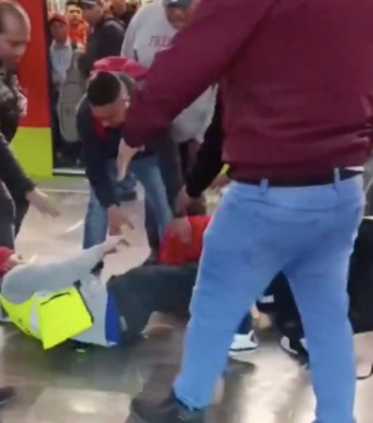 video: '¡ya estuvo!', se registra pelea entre hombres en línea 3 del metro