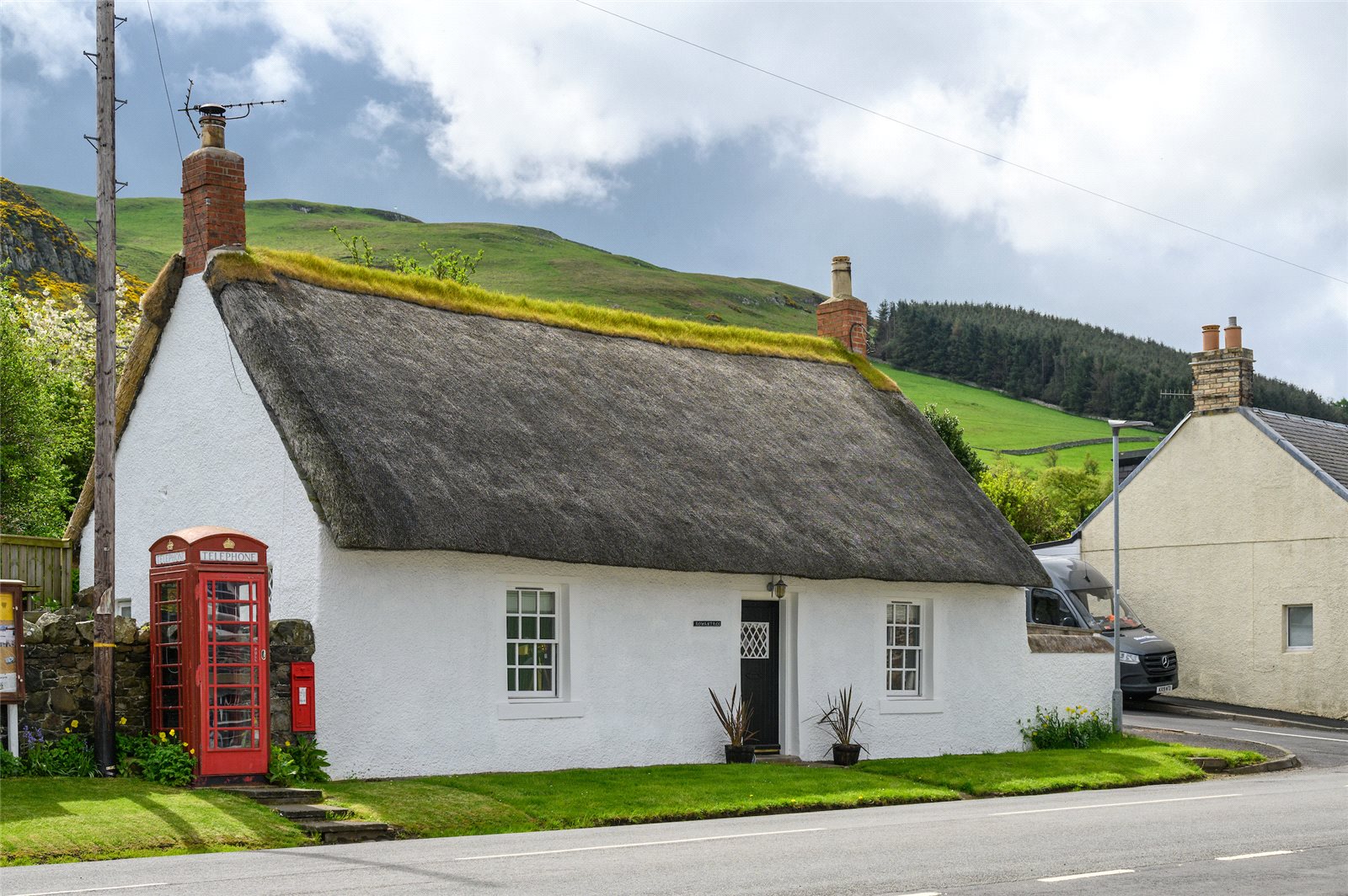 picture youself under thatch in a pretty cottage at the heart of the scottish borders