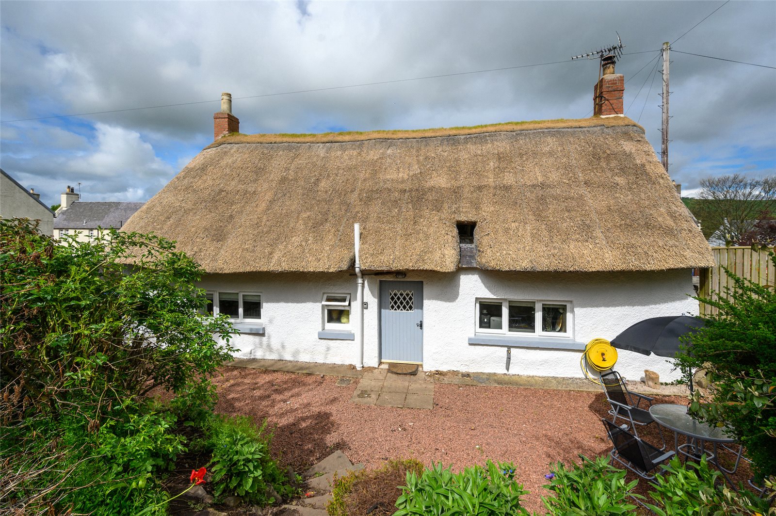 picture youself under thatch in a pretty cottage at the heart of the scottish borders
