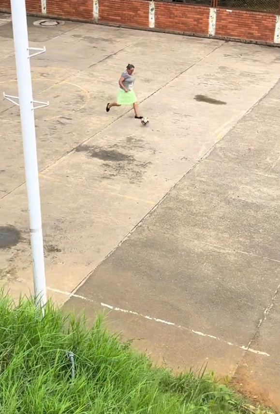 video: abuelita que juega futbol con su nieto se viraliza; “¡maradoña!”