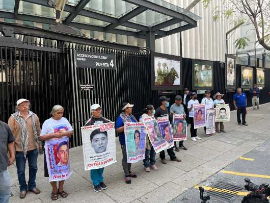 caos en insurgentes y reforma: protestan por caso ayotzinapa en senado y afectan metrobús