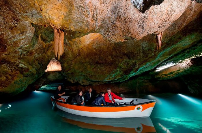 el sorprendente río subterráneo que es el más largo del mundo y queda en europa: cómo es la excursión para visitarlo