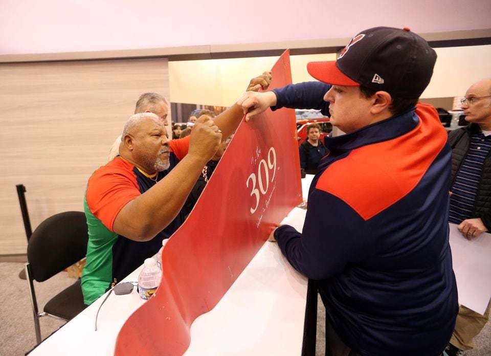 albert belle, carlos baerga signing causes traffic jam of baseball fans at cleveland auto show