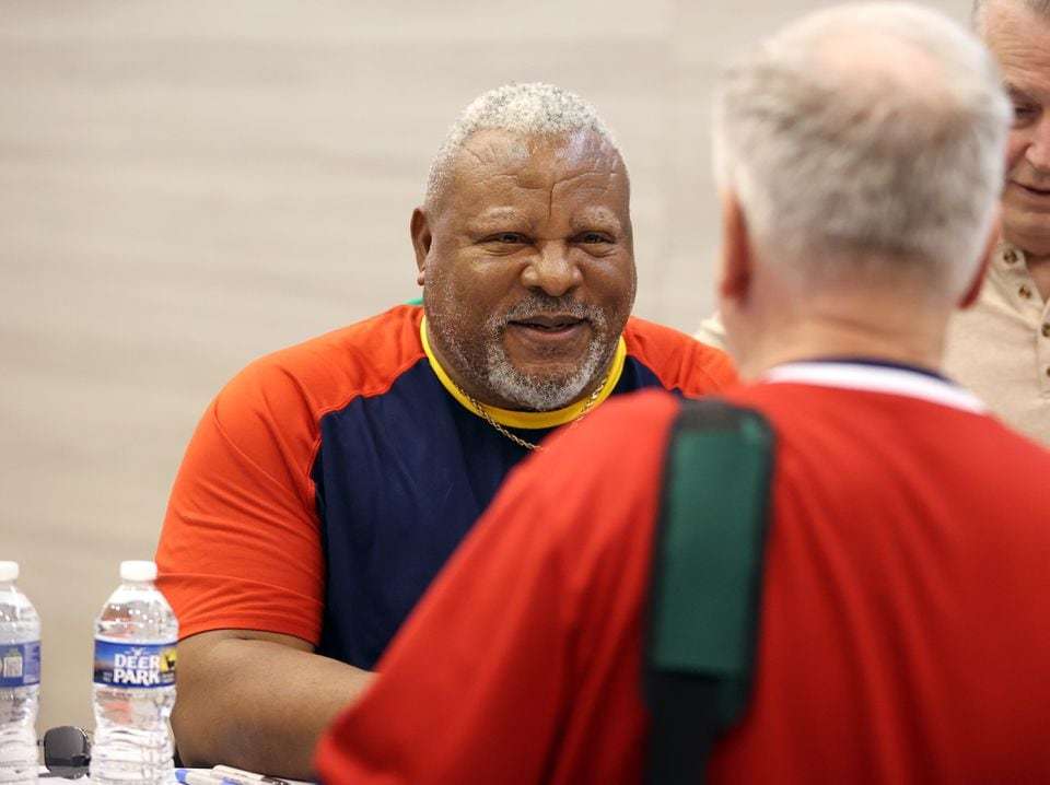 albert belle, carlos baerga signing causes traffic jam of baseball fans at cleveland auto show