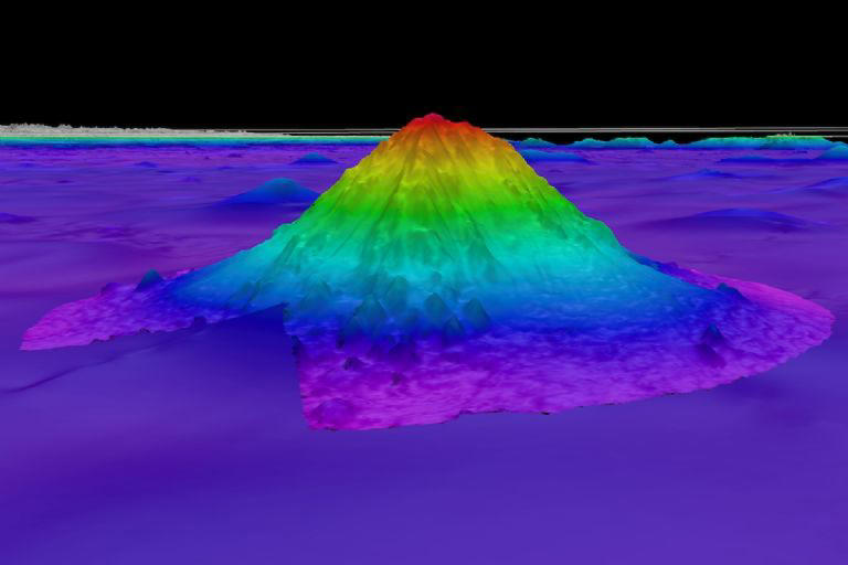 Un mapa batimétrico del monte submarino Solito Un mapa batimétrico del monte submarino Solito frente a la costa de Chile, creado a partir de datos de sonar multihaz del buque de investigación Falkor (too). En este mapa, los colores más cálidos (rojo y naranja) corresponden a áreas menos profundas, mientras que los colores más fríos (amarillo, verde y azul) indican áreas más profundas. Los científicos de la expedición descubrieron que cada monte submarino albergaba ecosistemas distintos, incluidos prósperos arrecifes de coral de aguas profundas y jardines de esponjas, lo que indica que los montes submarinos albergan numerosos hábitats marinos vulnerables. Foto: Schmidt Ocean Institute