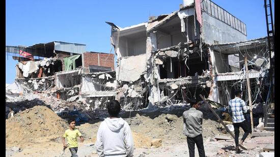 akbar nagar: 24 structures knocked down in night-long bulldozer action
