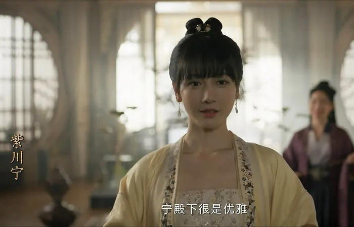 刘宇宁新剧空降，画面灰暗演员整体颜值下降，31岁的她却艳丽动人