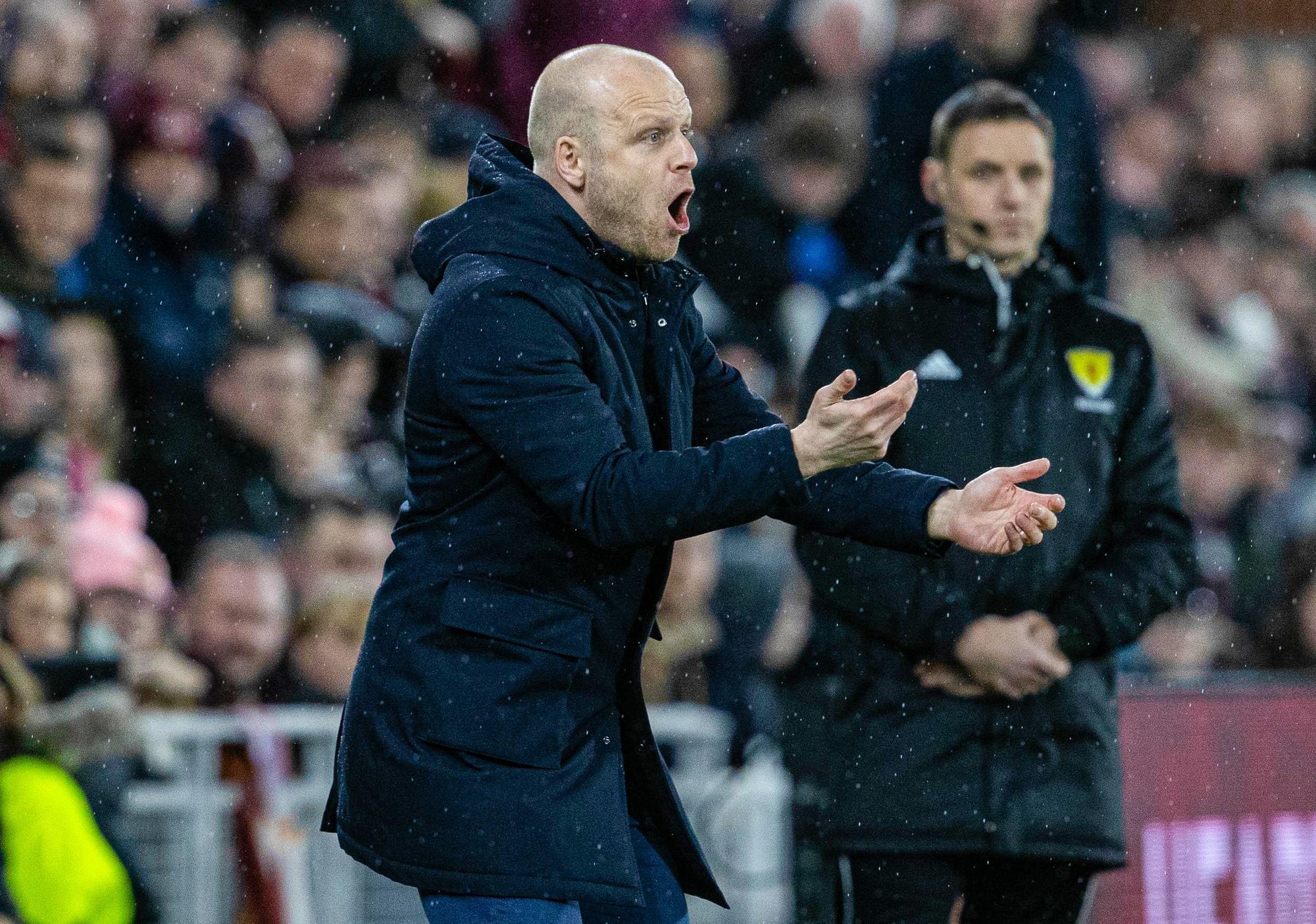 hearts boss steven naismith slams 'idiots' in hibs support - 'going to spoil the party for everybody'