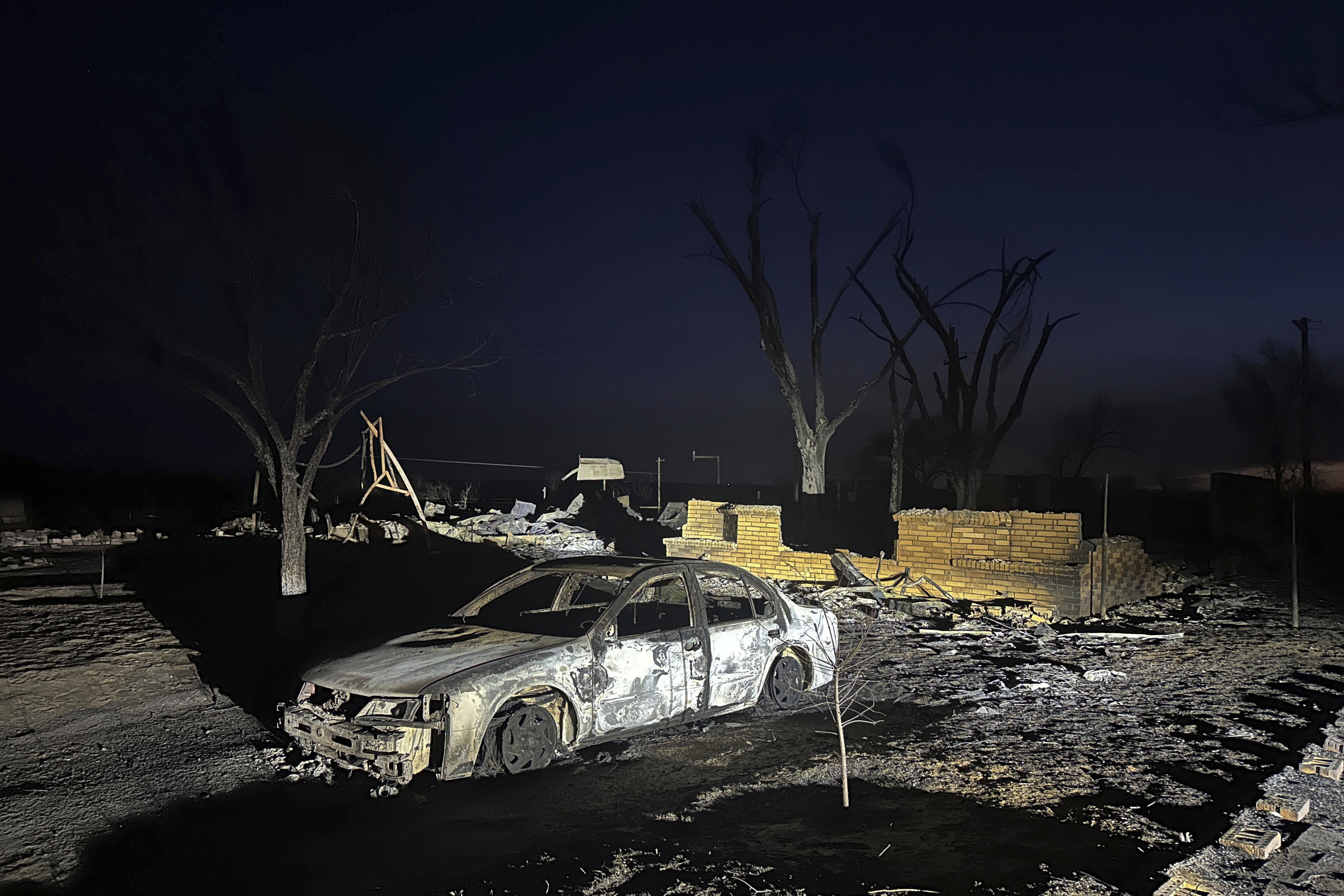 flames menace multiple small towns as texas wildfire grows